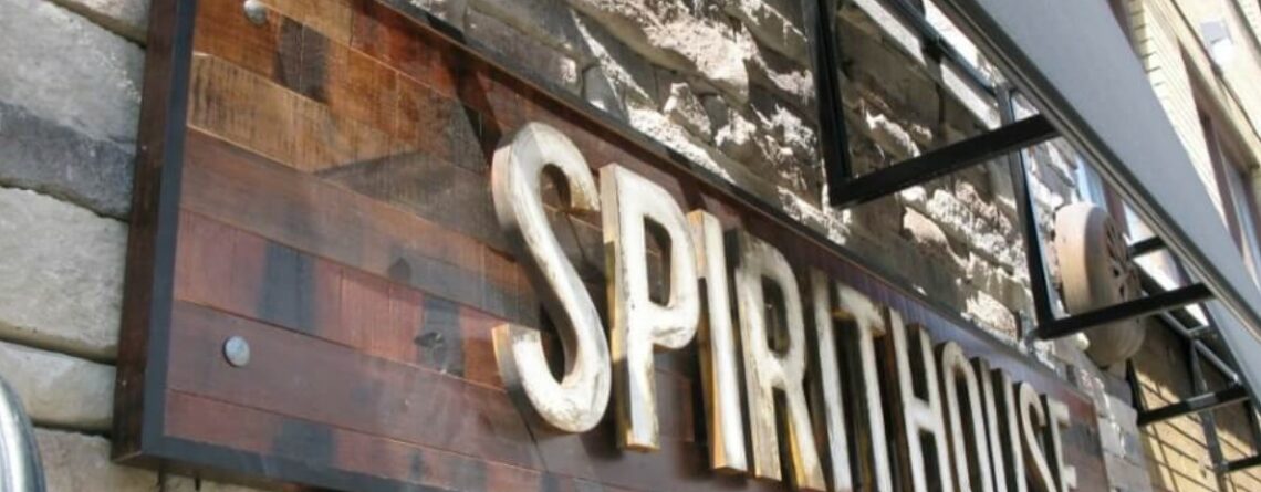 Signage Kayu: Sentuhan Alam untuk Desain yang Menarik dan Berkesan