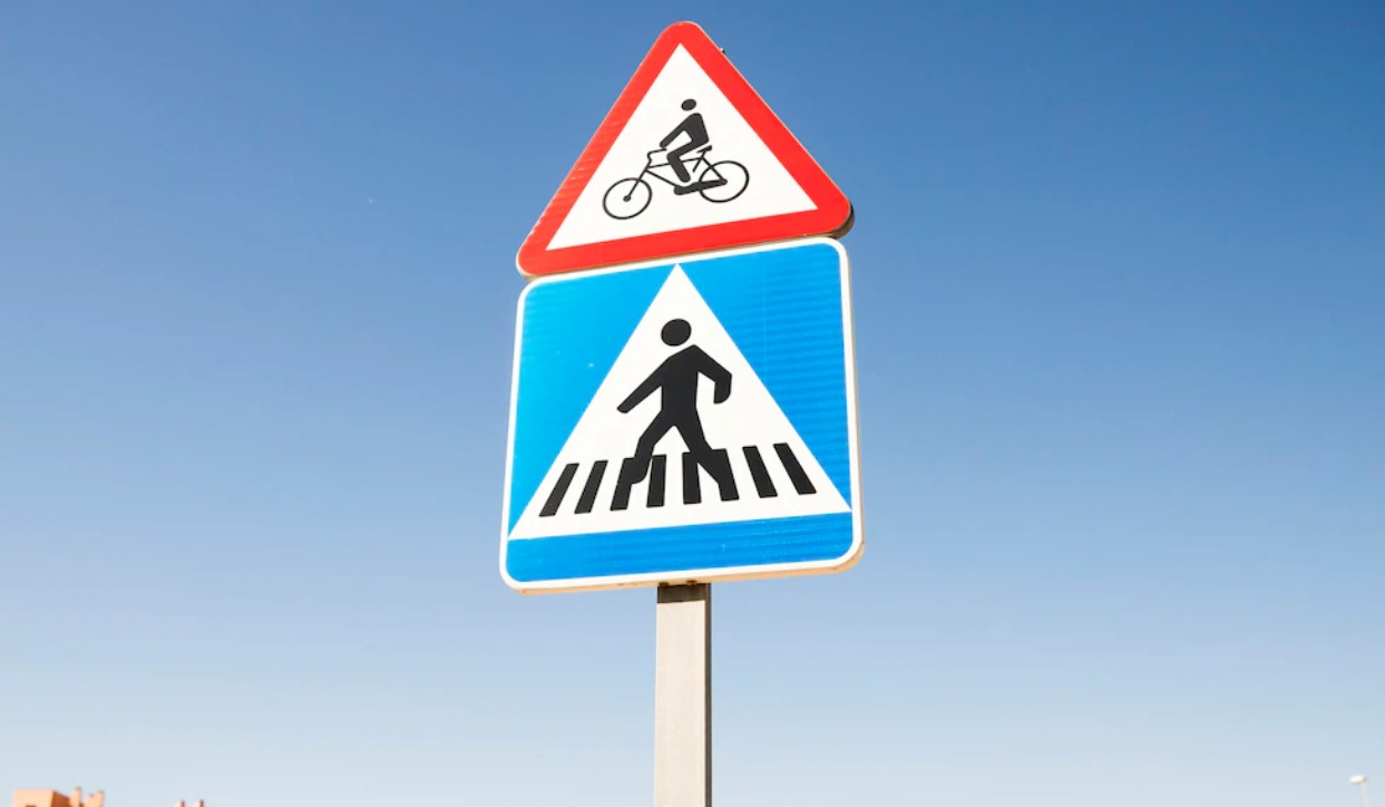 Meningkatkan Keselamatan Lalu Lintas dengan Road Sign Modern