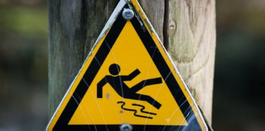 Cara Menempelkan Safety Sign Akrilik: Tips dan Trik Mudah