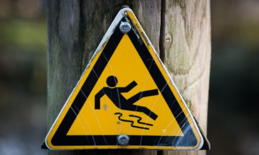 Cara Menempelkan Safety Sign Akrilik: Tips dan Trik Mudah