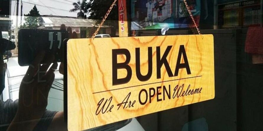 Sign Board Akrilik Keren: Desain Menarik untuk Bisnis