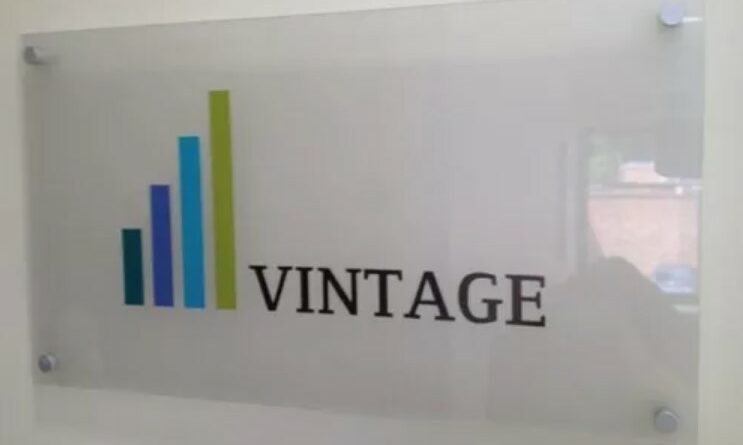 Sign Board dengan Akrilik Transparan: Estetika dan Fungsi
