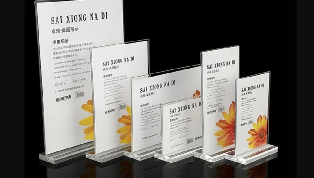 Macam Sign Akrilik di Meja yang Unik dan Fungsional