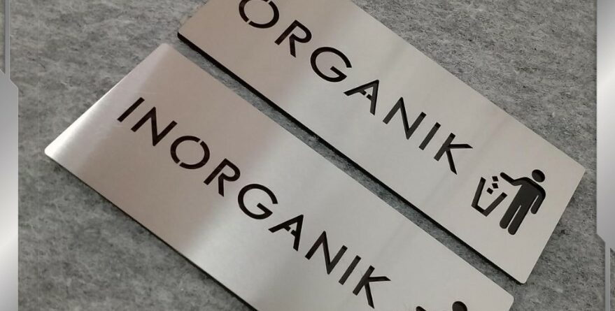 Sign Board Plat Besi dan Akrilik: Kombinasi Kuat dan Menarik