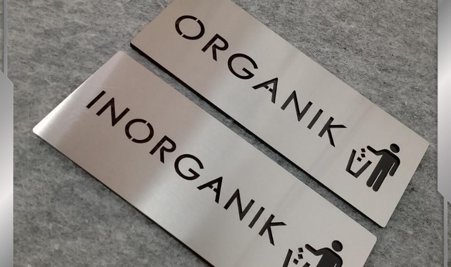 Sign Board Plat Besi dan Akrilik: Kombinasi Kuat dan Menarik
